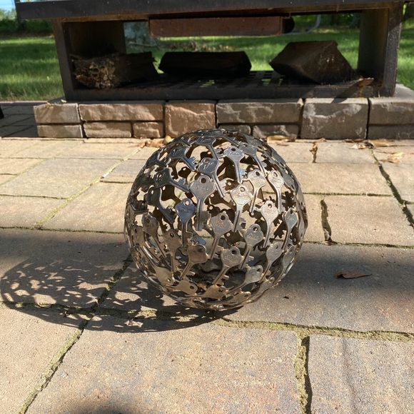 Beautiful, unique sphere made entirely of keys - Picture 5 of 6